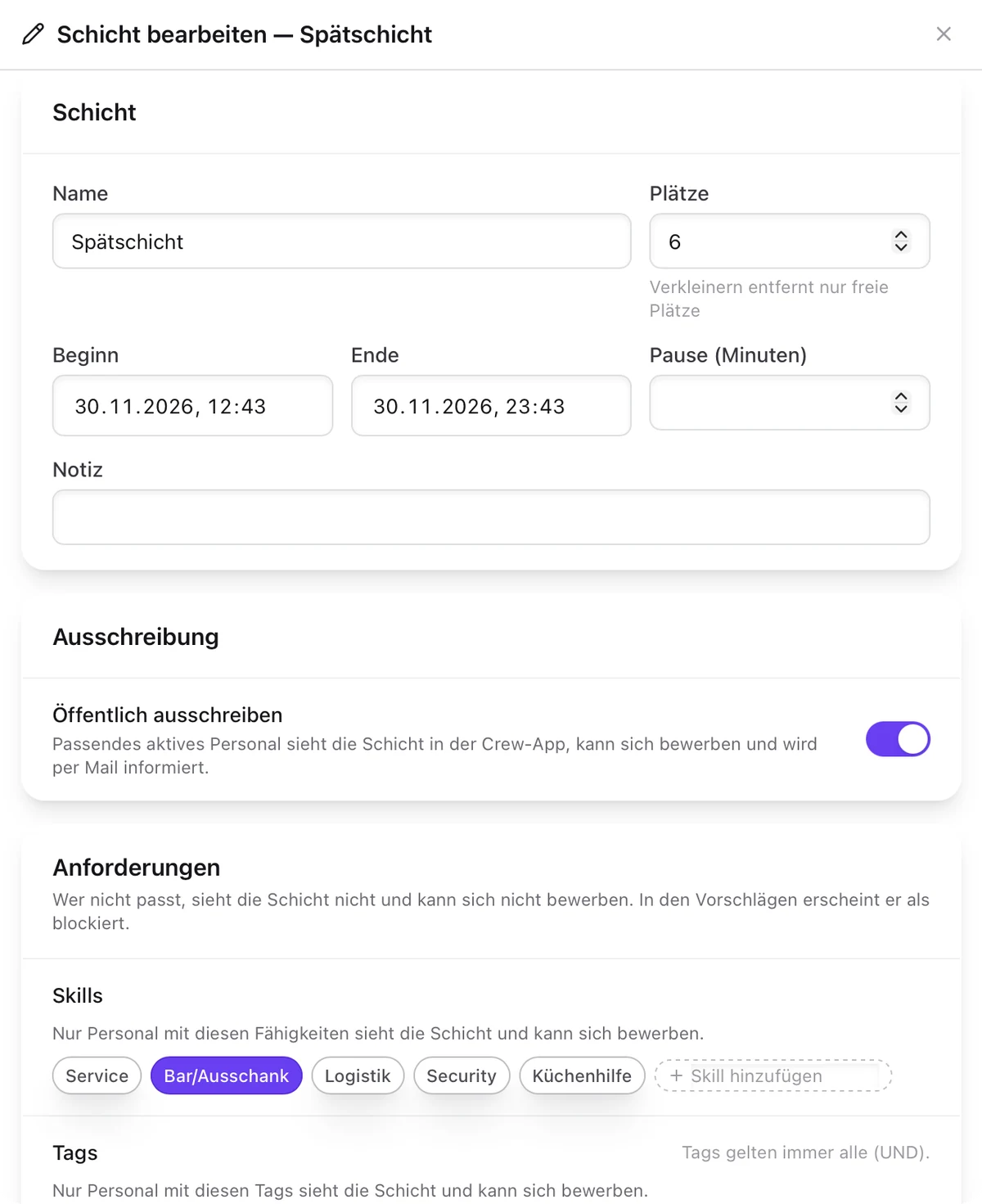 Dialog „Schicht bearbeiten“ in persoo: Plätze, Zeiten, Schalter „Öffentlich ausschreiben“ und Skill-Anforderungen