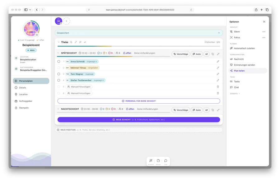 Personalplan in persoo: links Event mit Füllstand, Location und Auftraggeber, in der Mitte Position Theke mit Spät- und Nachtschicht, rechts Optionen wie Silent, Automatisch zuteilen, Nachricht, Plan teilen, Tasks und Chat